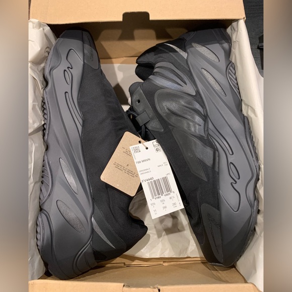 YEEZY 700 MNVN FV 4440 - Picture 2 of 6